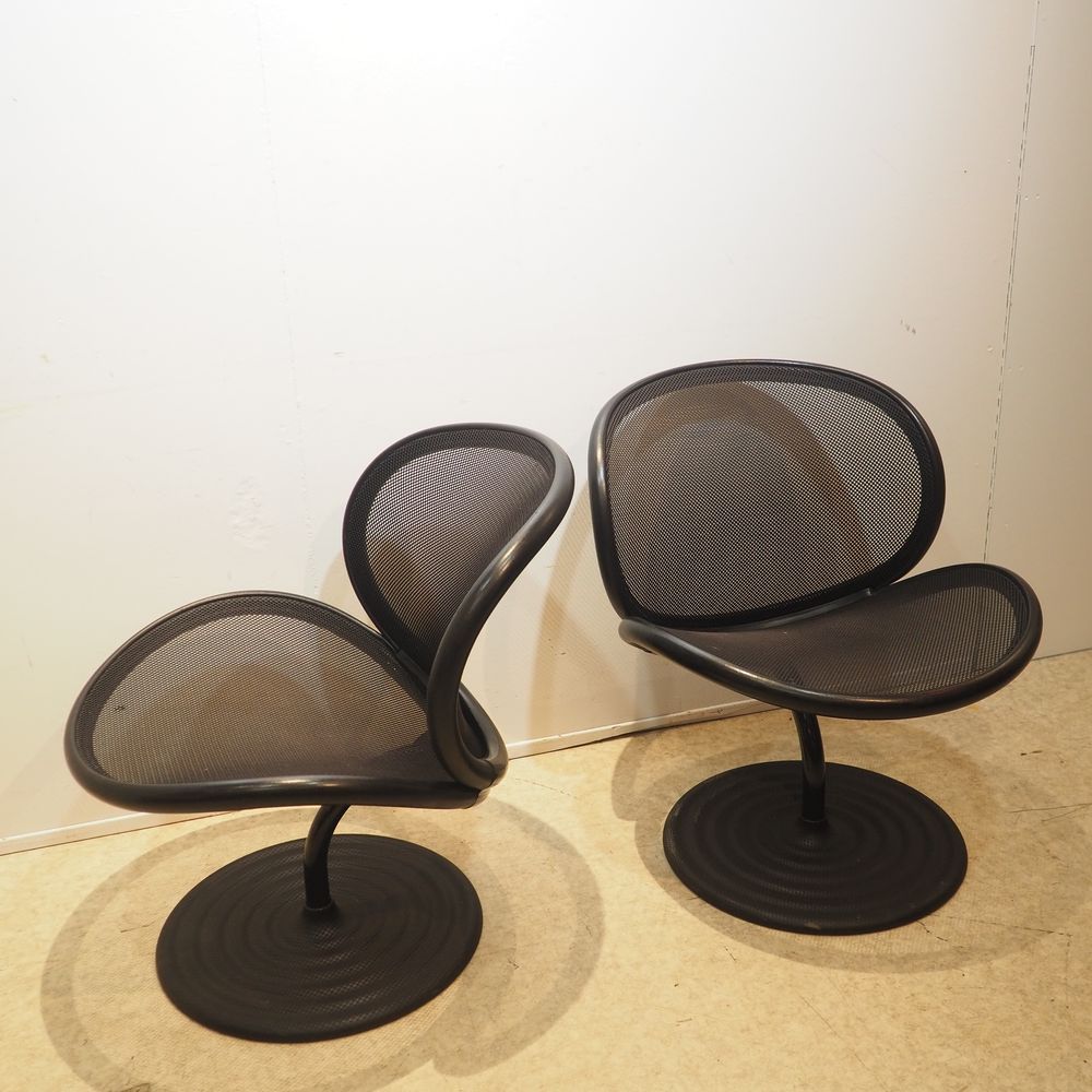 Herbert Ohl Herbert Ohl / Wilkham : 一对扶手椅，型号为O Linie，设计于1982年，铸铝框架，黑色皮革装饰，座椅和靠背覆&hellip;
