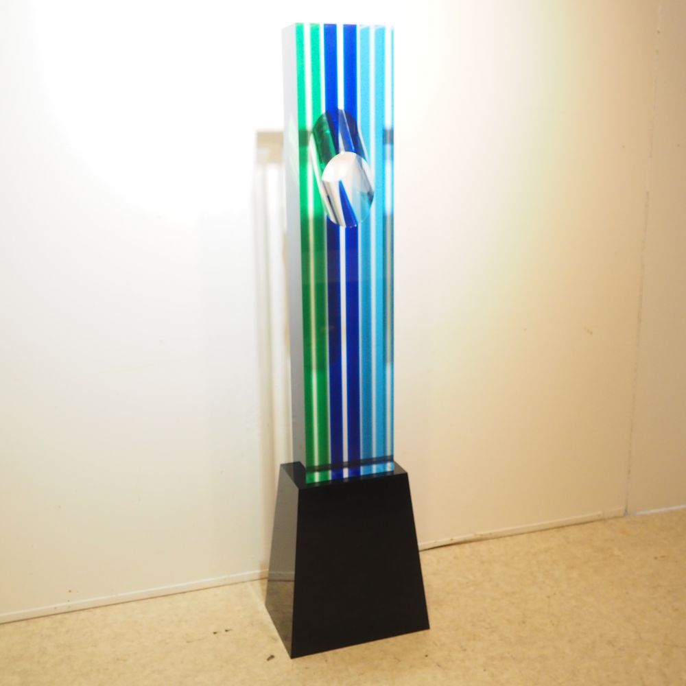 Jean-Claude FARHI (1940-2012) 让-克劳德-法希（1940-2012）：图腾雕塑，由透明和彩色有机玻璃片制成，日期为1986年，左侧&hellip;