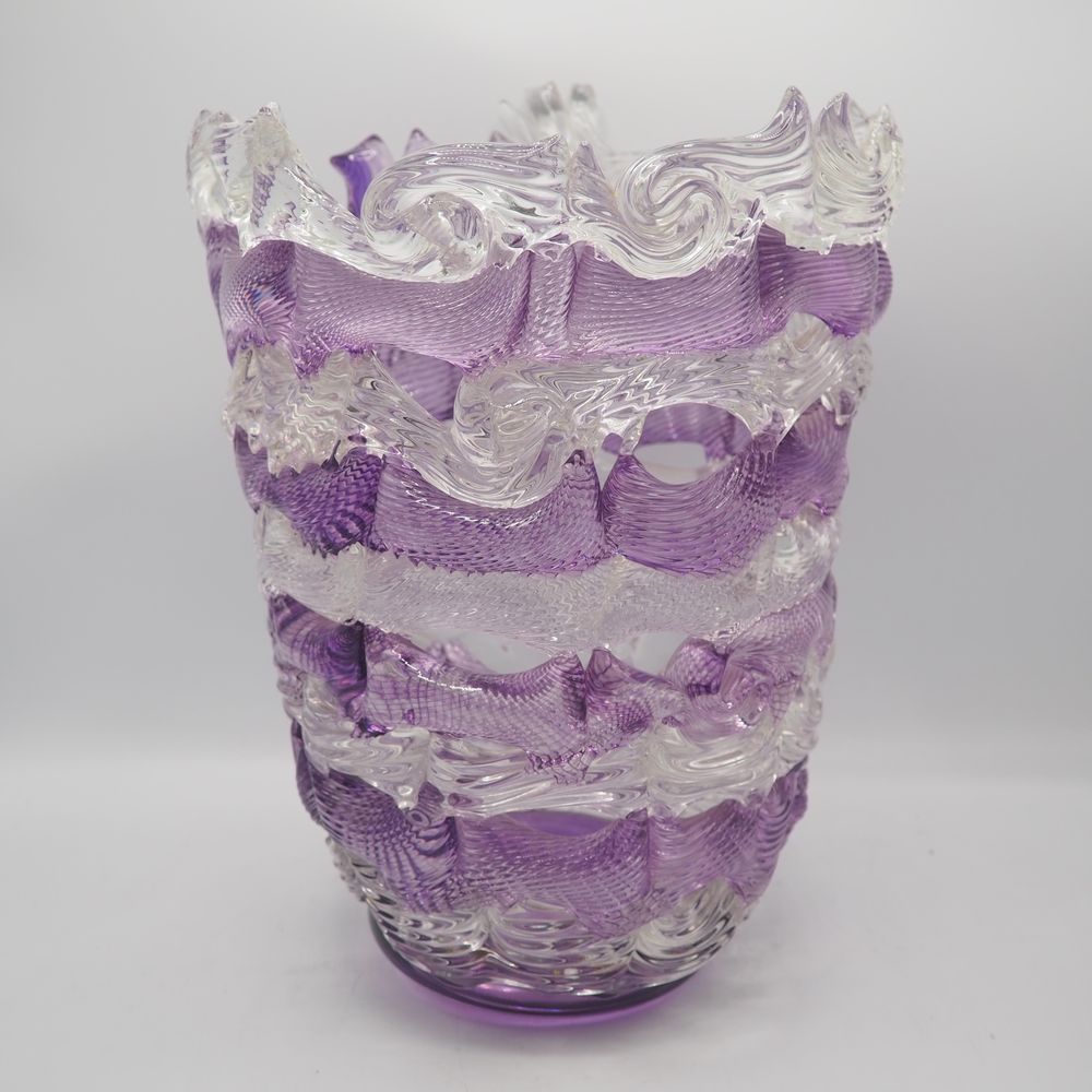 Null 重要的花瓶：由多块口吹玻璃制成，经过工具加工和热焊接，无色和淡紫色的玻璃焊接在一起，底座上有签名，日期是1990年。高：34.5，直径：25.5厘米