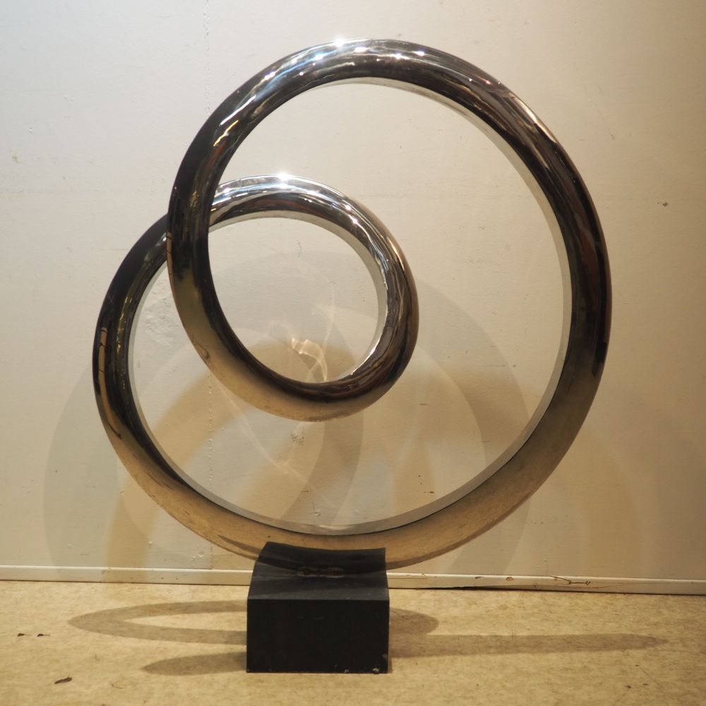 Xiamen WangStone 厦门王石：现代抽象雕塑，弯曲和抛光的钢形成一个风格化的丝带，大理石底座上，高：97/84，宽：84，深：24厘米