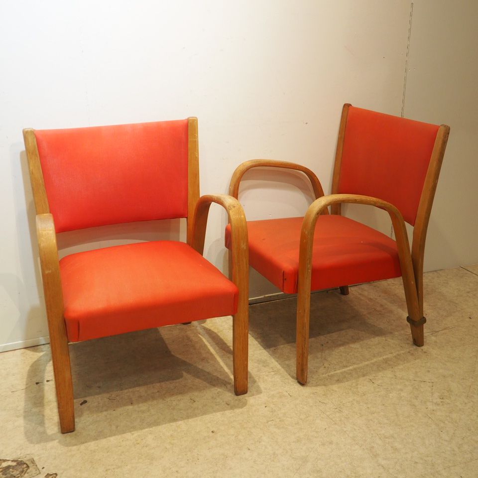 STEINER 斯坦纳：一对桥椅，约1950年，实心山毛榉框架，青铜环。带弹簧的座椅和靠背用原来的红色乙烯基材料覆盖。总体状况良好，扶手有磨损。