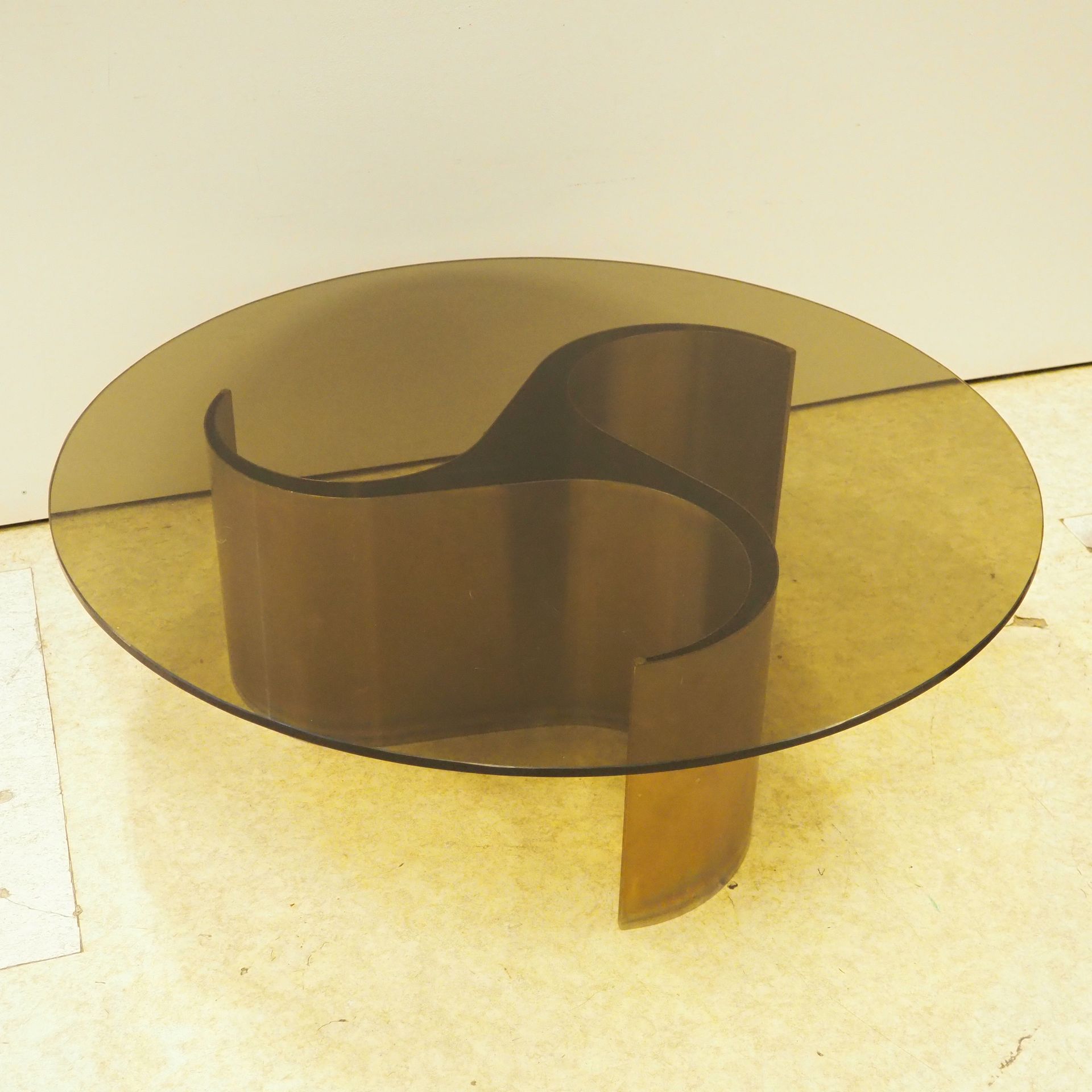 Maffei Patrice (1945) 马菲-帕特里斯（1945）：咖啡桌，约1970年，彗星型，圆形烟熏玻璃桌面，置于三层S形脚上，不锈钢弧形，直径：95&hellip;