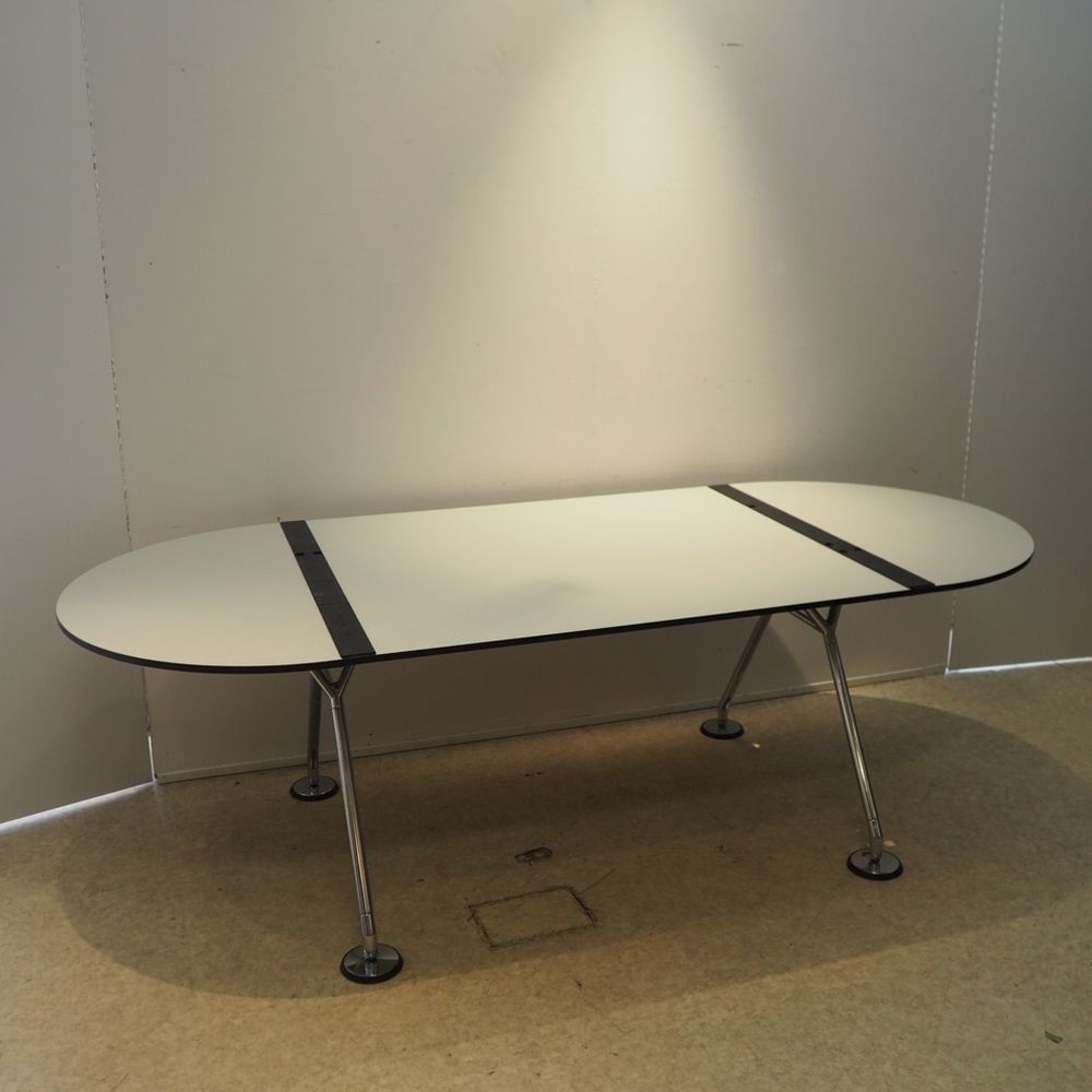 Norman FOSTER (1935) 诺曼-福斯特（1935年）/Tecno：桌子，Nomos型号，1986年，浅色层压板的椭圆形桌面，带滑轨的四脚镀铬铝底&hellip;