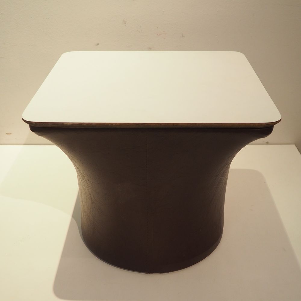 ARTIFORT 
Artifort : 咖啡桌，1959年设计的模型，白色层压木的方形桌面，棕色乙烯基覆盖的底座，第1版，宽：40，深：40，高：34厘米，接&hellip;