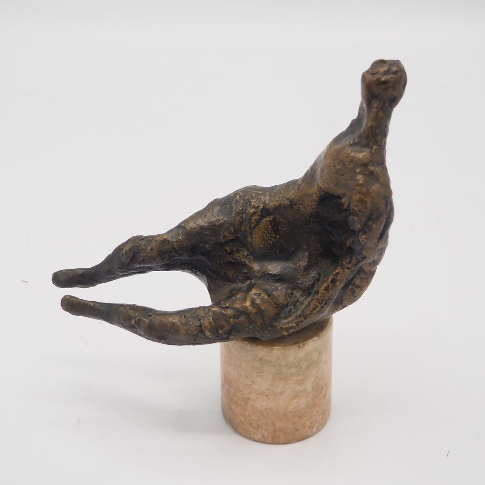 Null Sculpture circa 1960 : Seated figure, bronze with medal patina on cylindric&hellip;