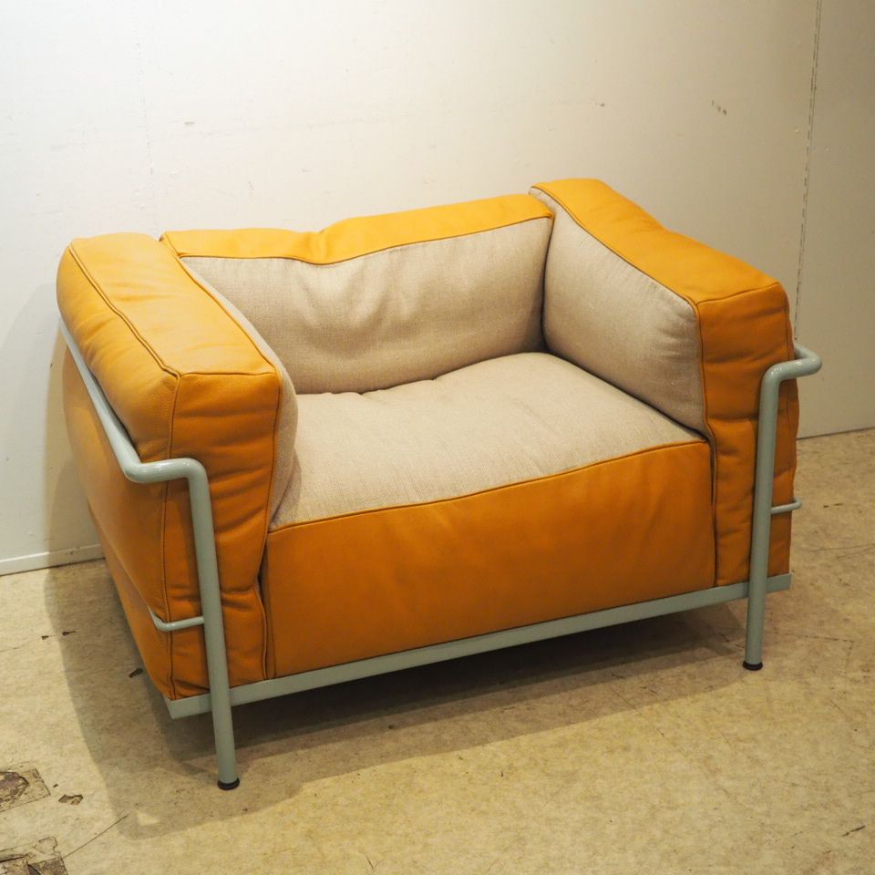 LE CORBUSIER (1887-1965) 勒-柯布西耶（1887-1965）/卡西纳：扶手椅LC3，设计于1928年，弧形钢管结构，漆成天蓝色，可拆卸的&hellip;