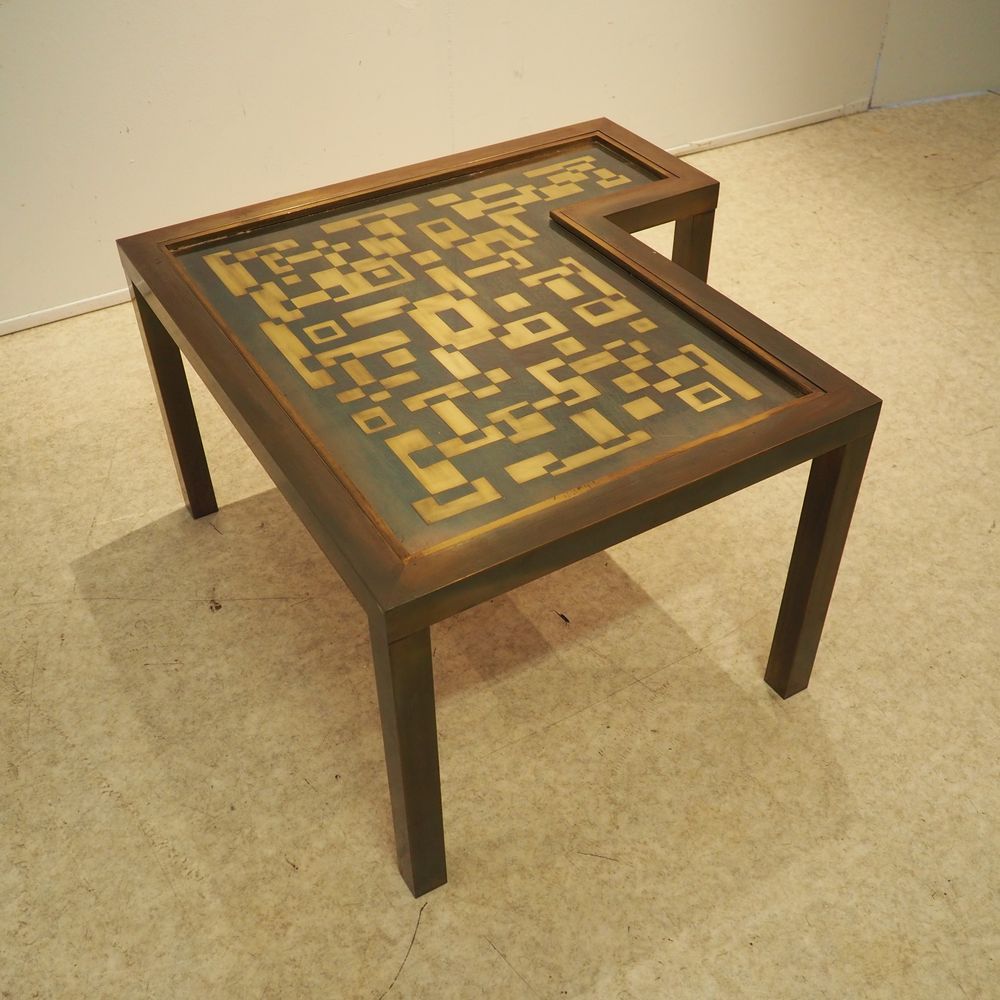 Belgo-Chrome Belgo-Chrome：咖啡桌，约1970年，L形桌面，镀金黄铜结构，方形截面，顶部有一片透明玻璃，宽：77，深：78，高：45厘米