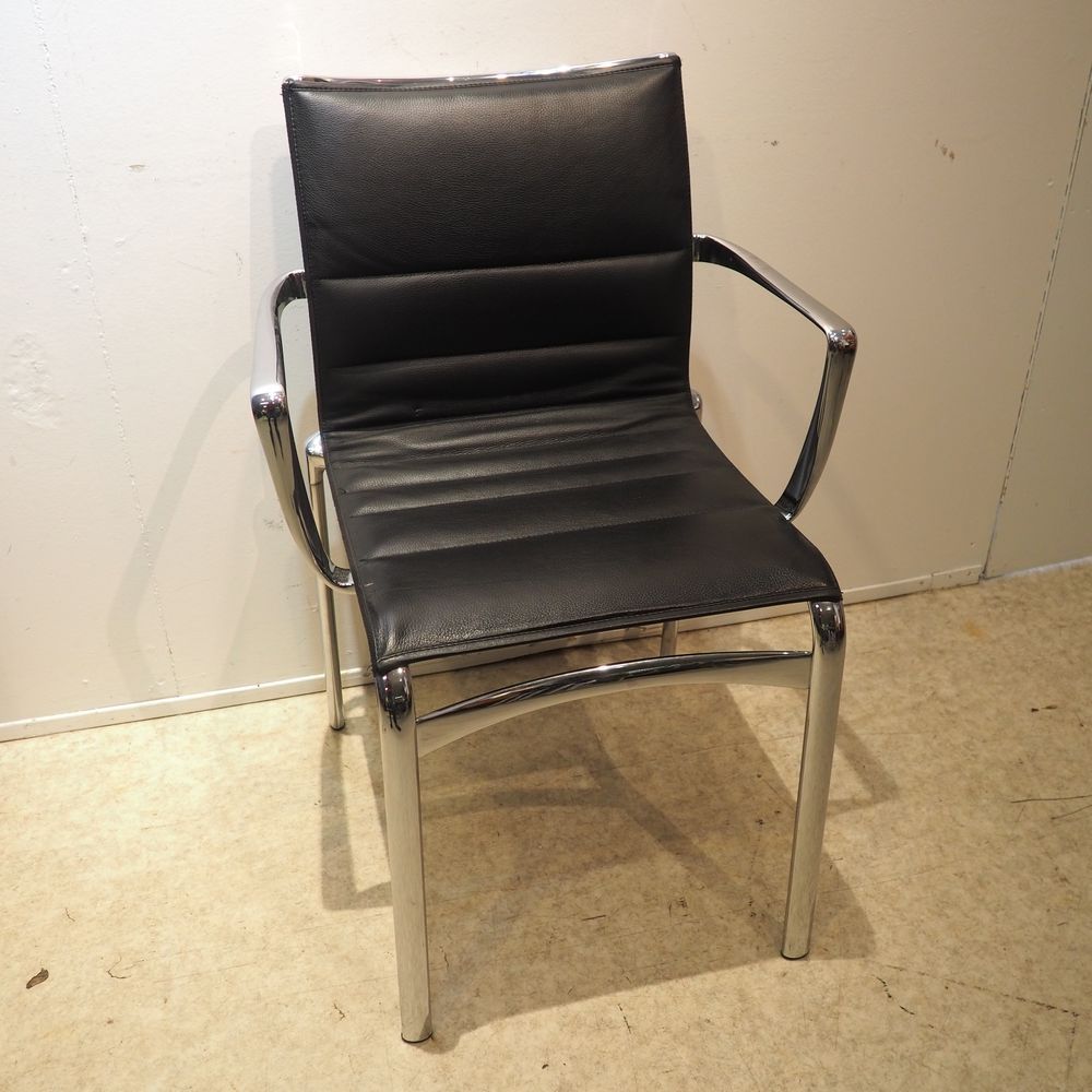 Meda Alberto (1945) 梅达-阿尔贝托（1945年）/别名：4套访客椅，型号为 "会议框架436"，抛光铝框架，带扶手和四脚底座，座椅和靠背为一&hellip;