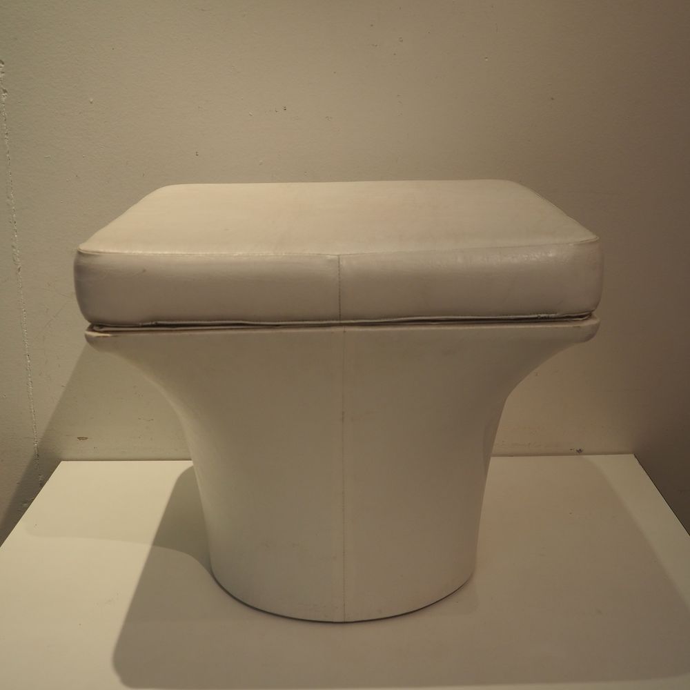 ARTIFORT 
Artifort : Pouf, 模型设计于1959年，硬壳软垫，白色乙烯基覆盖，圆形底座上的方形座椅，第1版，W: 49, D: 49, &hellip;