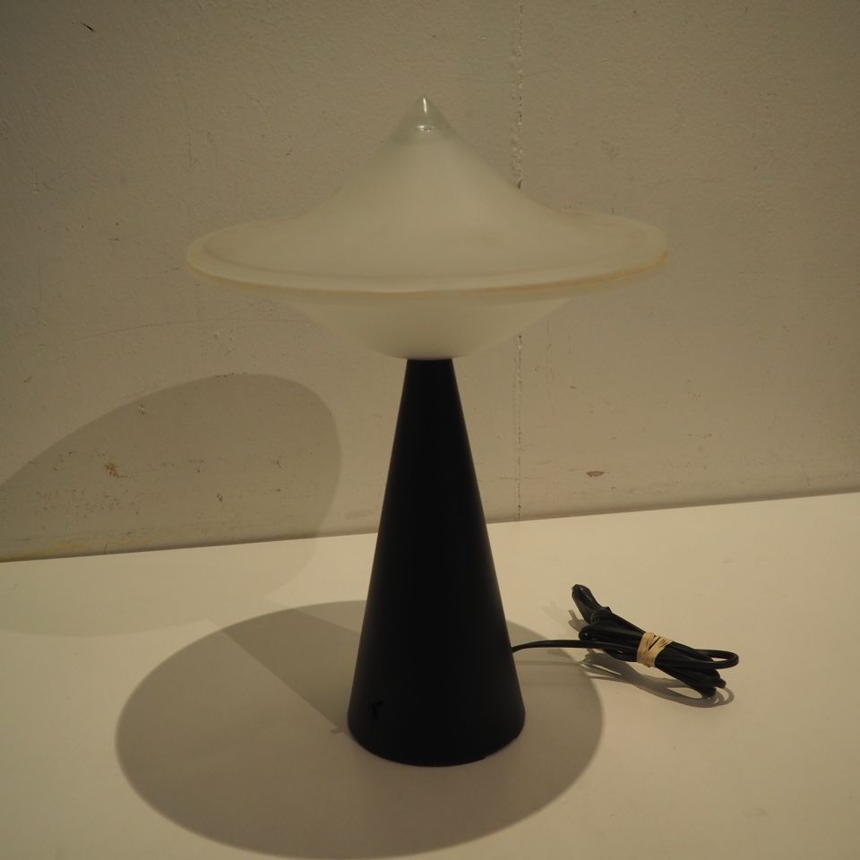 Lacca Cesare (1929) Lacca Cesare (1929) / Stilnovo: 台灯，带2部分磨砂玻璃碟形反射器，黑色圆锥形塑料底座，高&hellip;
