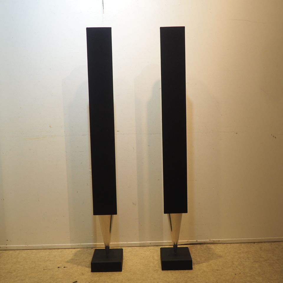 BANG & OLUFSEN Bang & Olufsen：2个扬声器，4000型，铅笔形状，抛光铝，黑化铸铁底座。高：132厘米