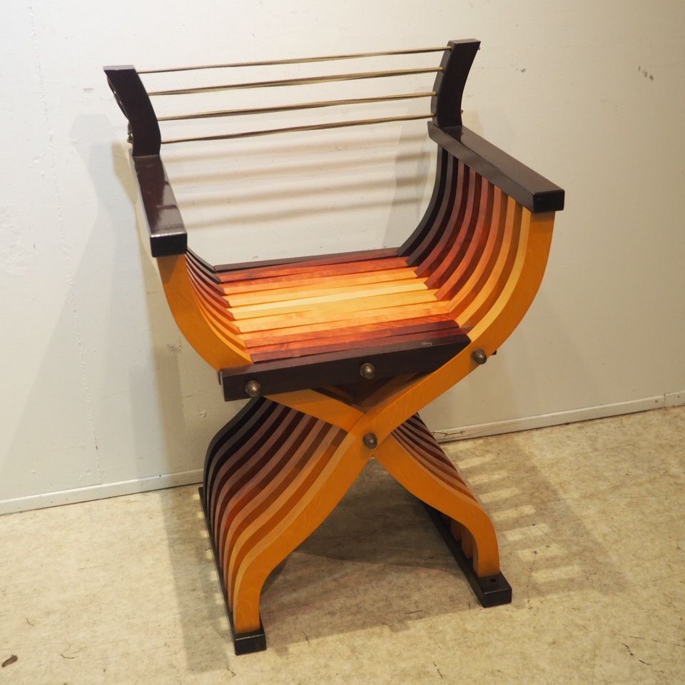 Null Curule Sessel um 1970: Abschlussarbeit, aus geschnitztem Holz, mit Seilzüge&hellip;