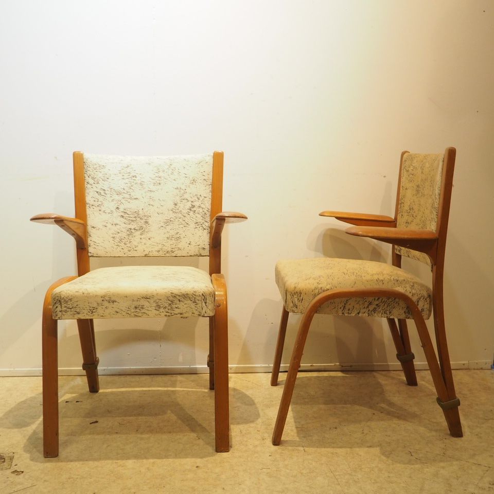 STEINER 斯坦纳：一对椅子，大约在1950年，框架为弯曲的实心榉木，用青铜环组装。带弹簧的座椅和靠背上覆盖着原来的白色斑纹乙烯基。状况良好