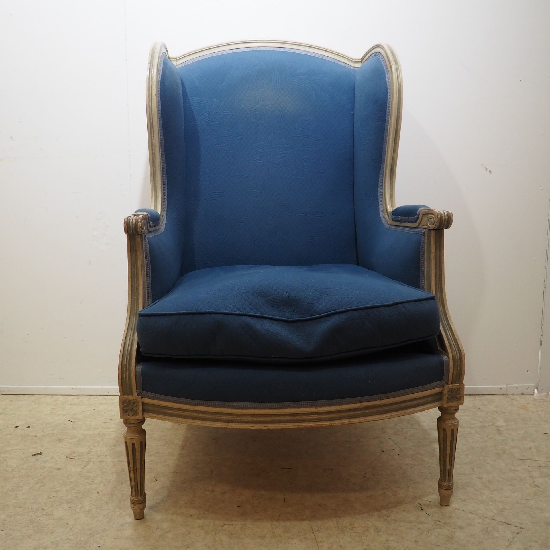 Null 约1950年，路易十六风格的扶手椅：实心雕刻和多色山毛榉木框架，座椅和靠背上有耳朵，扶手上有泡沫和蓝色织物覆盖的软垫。