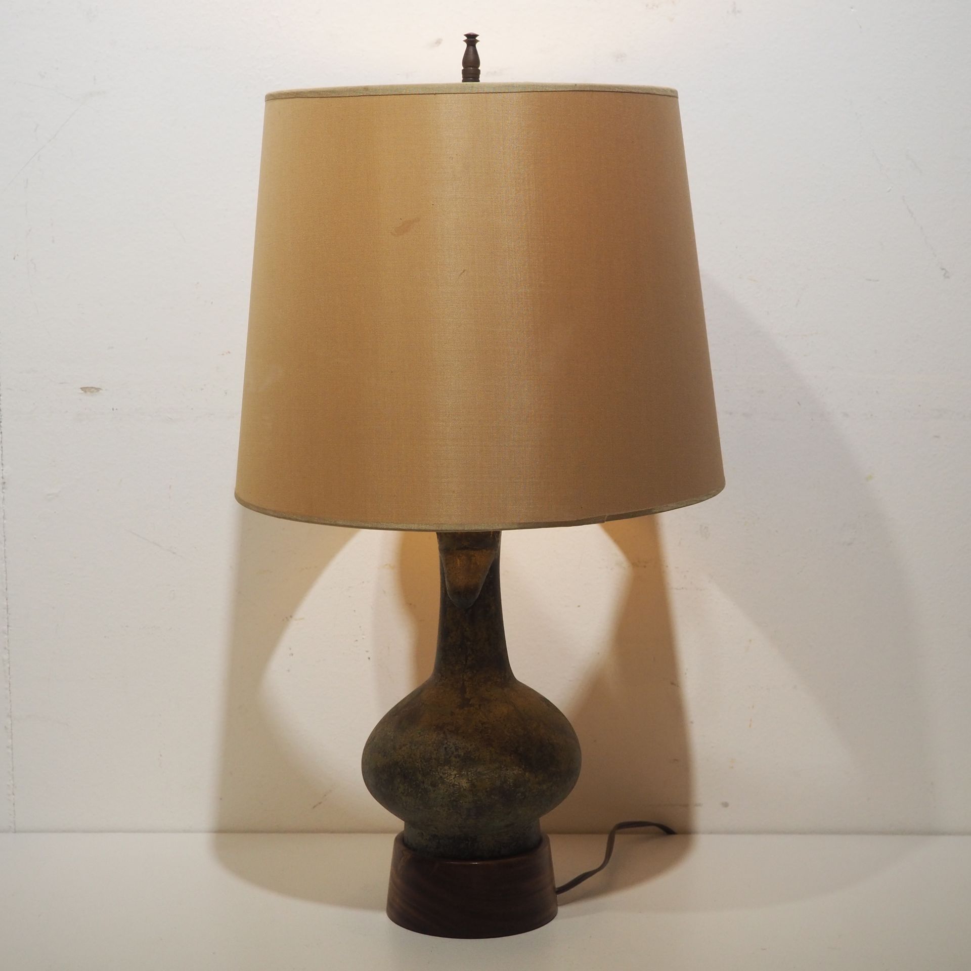 Null Obra escandinava : Lámpara de ambiente hacia 1950, fuste de bronce con páti&hellip;