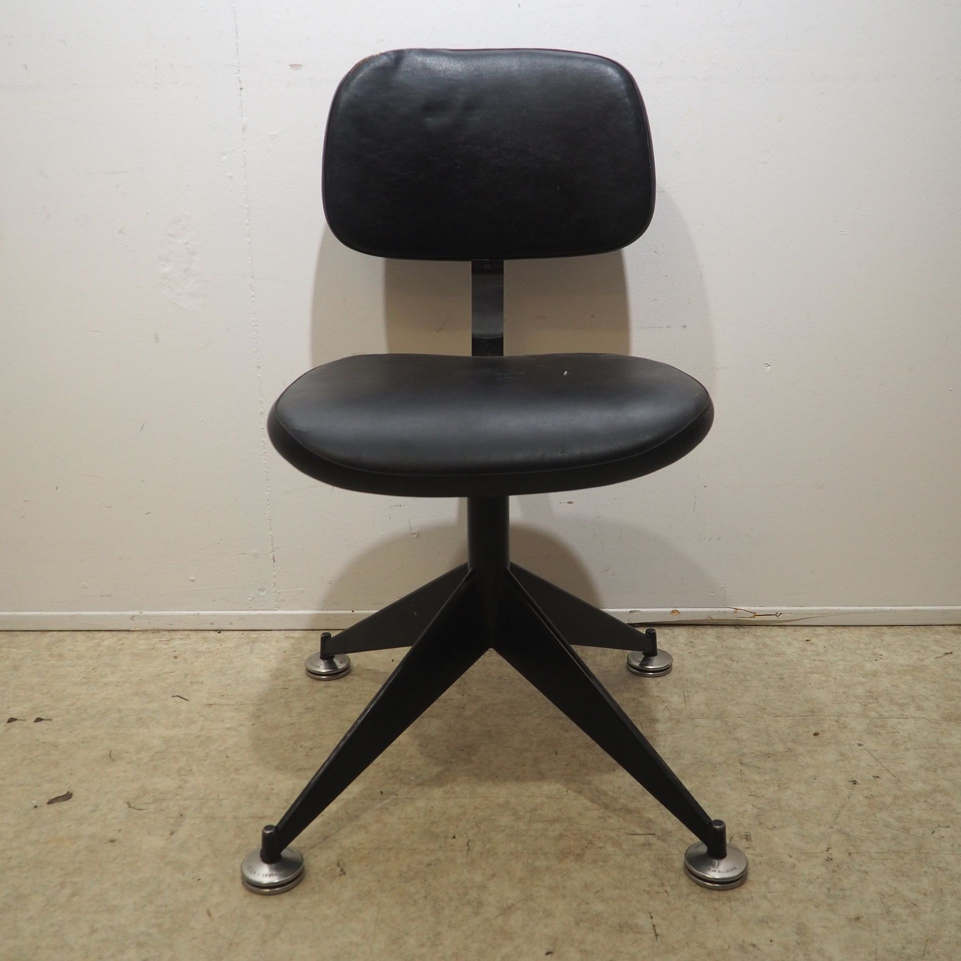 VELCA Velca / Legenano : 打字员椅，座椅和靠背为模制胶合板，软垫为乙烯基，4星中央底座为黑色金属，带Velca印记的滑轨。