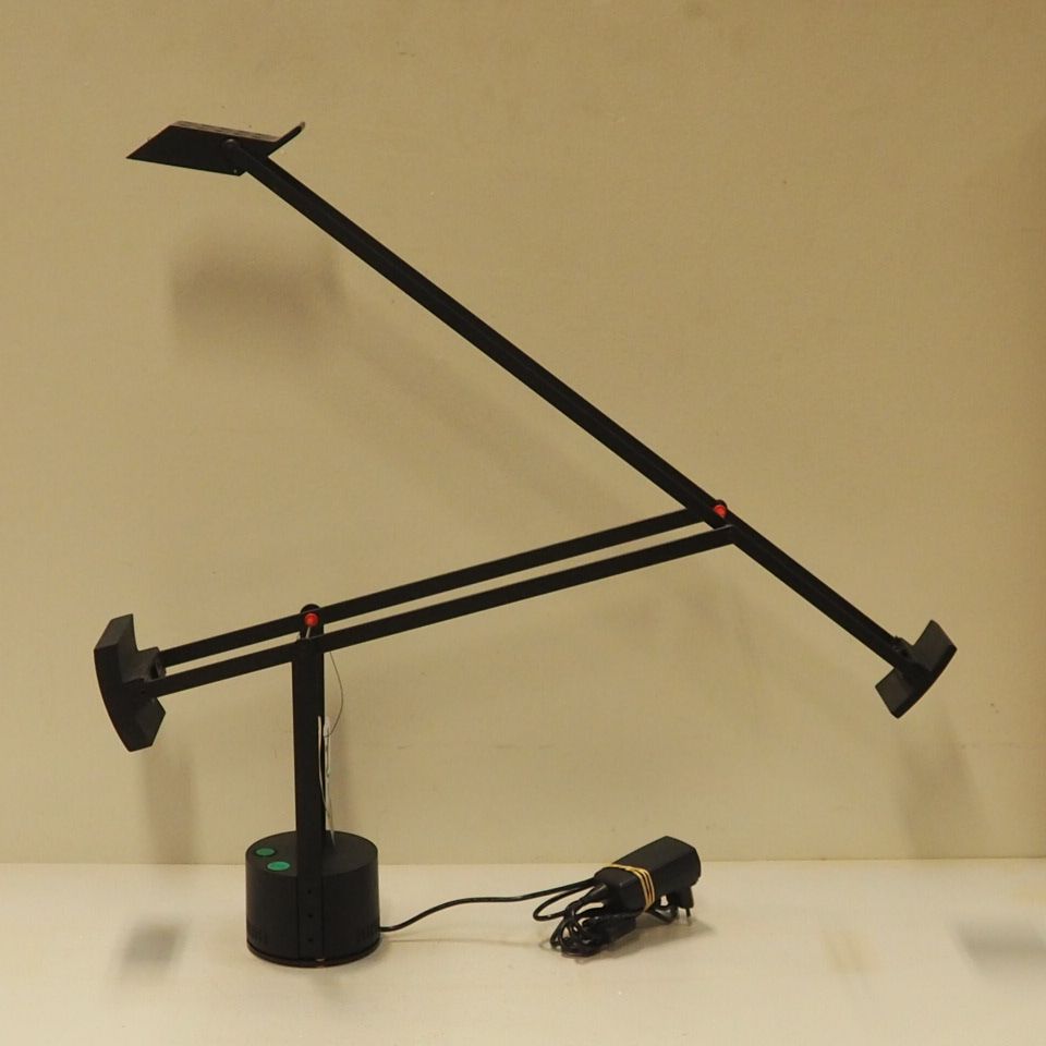 Sapper Richard (1932-2015) 萨伯-理查德（1932-2015）/Artemide :台灯，型号Tizzio（LED），设计于1972年&hellip;