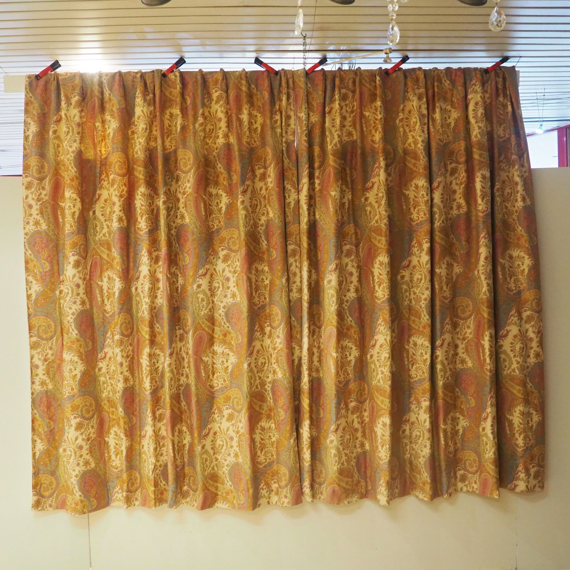 Null 一对带遮光衬里的窗帘。花卉设计，高：260，宽：250厘米