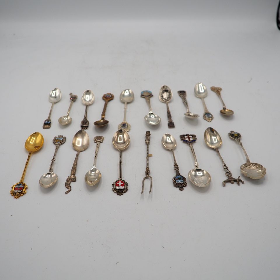 Null 一套20个可收藏的摩卡勺：国际出处，镀银，银和vermeil，总重量：2.5公斤