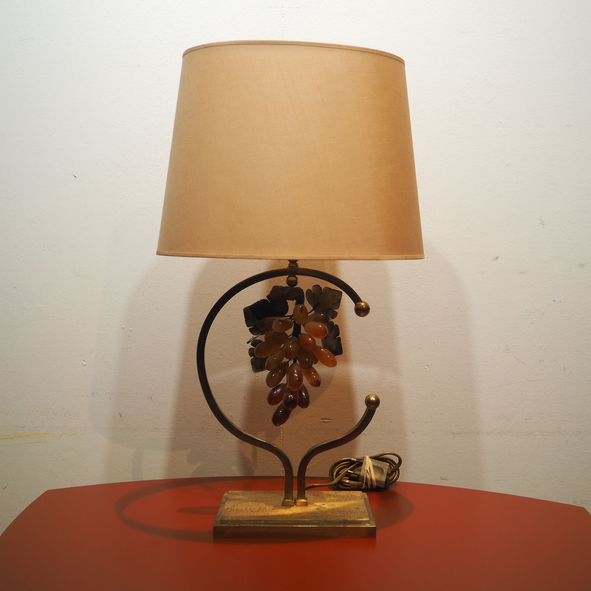 Null 约1970年的氛围灯：长方形青铜底座上的镀金黄铜，琥珀色蛋白石的一串葡萄装饰，拉丝的椭圆形灯罩，总高度：58厘米
