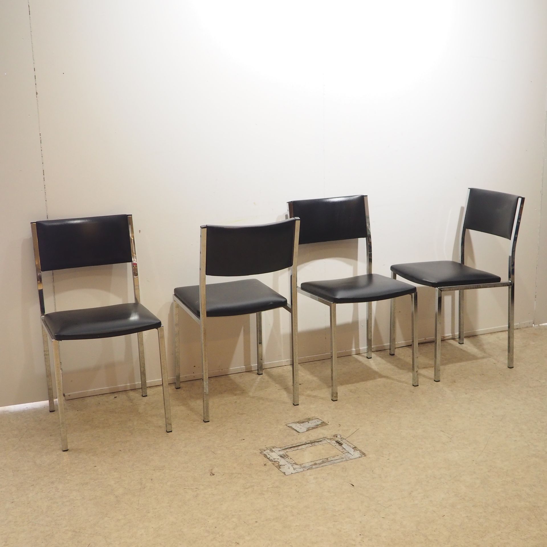 Null Suite of 4 kitchen chairs circa 1970 : Square section tubular metal structu&hellip;