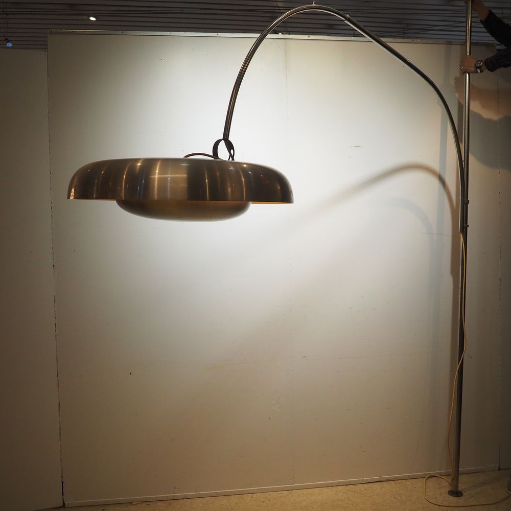 Pirro Cuniberti / Sirrah Pirro Cuniberti / Sirrah : 落地灯和吸顶灯，约1970年设计，弯曲和镀铬钢管，高：2&hellip;