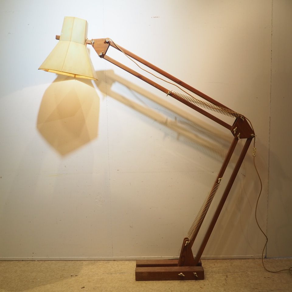 TRAVAIL BELGE 比利时作品：落地灯，约1960年，实心松木，带关节、弹簧和蝴蝶，白色漆面纸板锥形灯罩，带八角形部分，可调节高度：+/- 220，可调&hellip;
