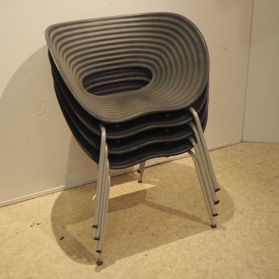 Ron Arad (1951) / Vitra 罗恩-阿拉德（1951年）/维特拉:一套4把椅子，Tom Vac型号，1999年，外壳为烟灰色模制聚丙烯，4条管&hellip;