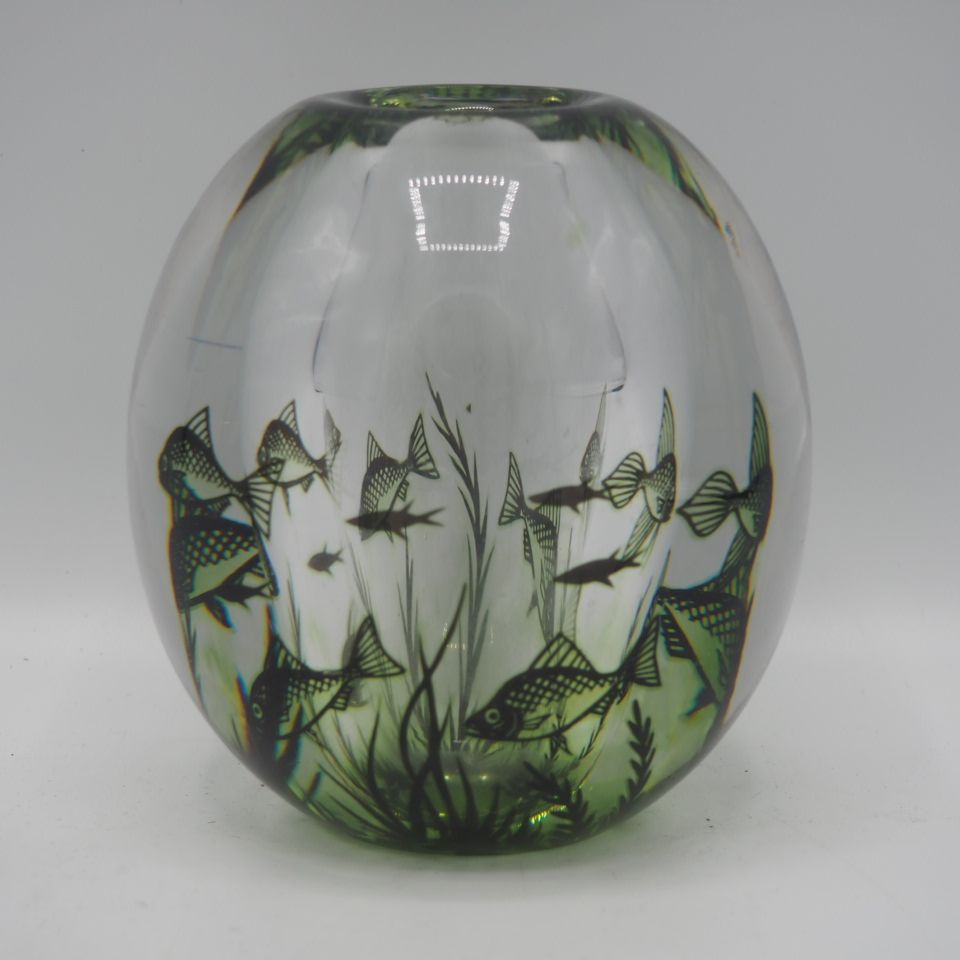 Graal / Orefors Graal / Orefors :球形花瓶，夹层装饰有海景，底座下有签名，编号204 V，高：12，直径：12厘米
