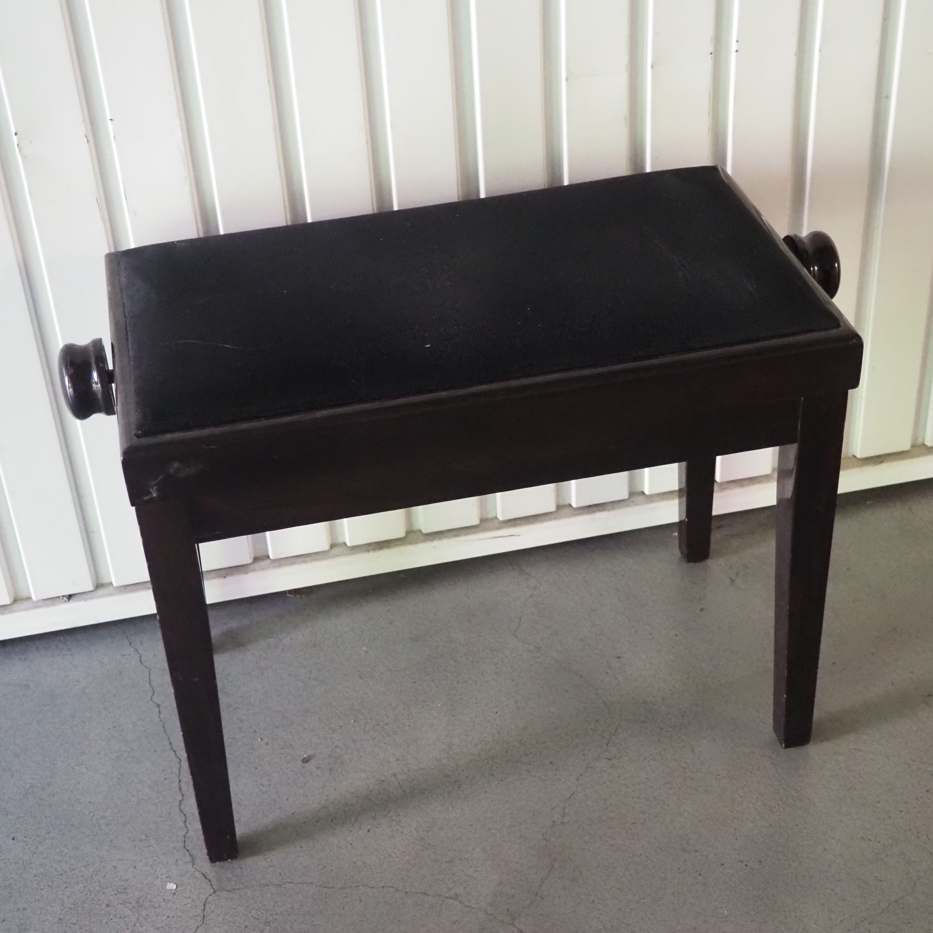 Tabouret de piano vers 1970 钢琴凳（约1970年）：实心桃花心木，清漆，座垫为黑色天鹅绒，高度可调，高：46，宽：58，深：33厘米