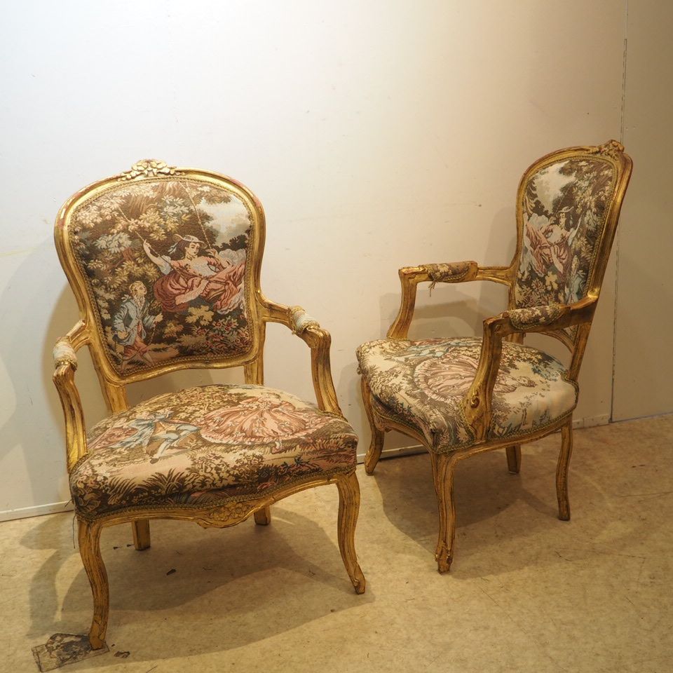 Paire de fauteuils cabriolet style Louis XV 一对路易十五风格的敞篷扶手椅：实心雕刻和镀金的山毛榉木，座椅和椅背上有装&hellip;