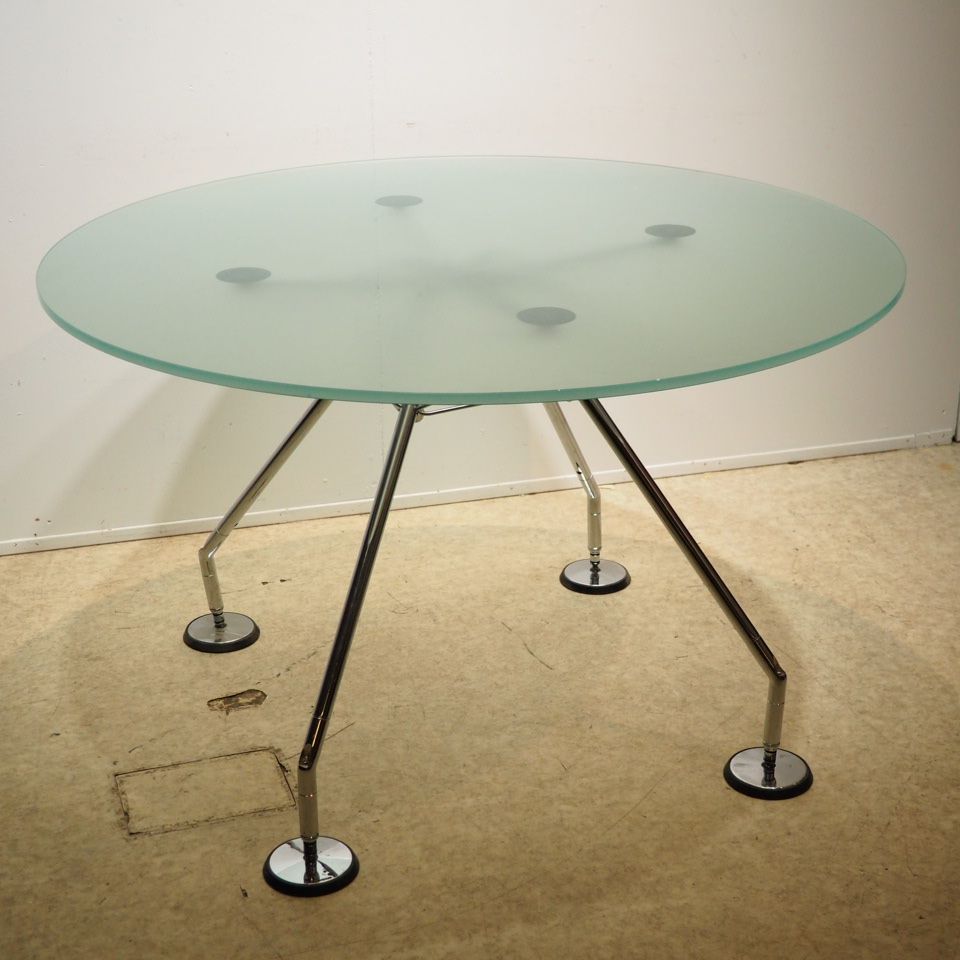 Norman FOSTER (1935) 诺曼-福斯特（1935年）/Tecno：桌子，Nomos模型，1986年，喷砂玻璃的圆形桌面，带圆形滑轨的镀铬铝四脚底&hellip;
