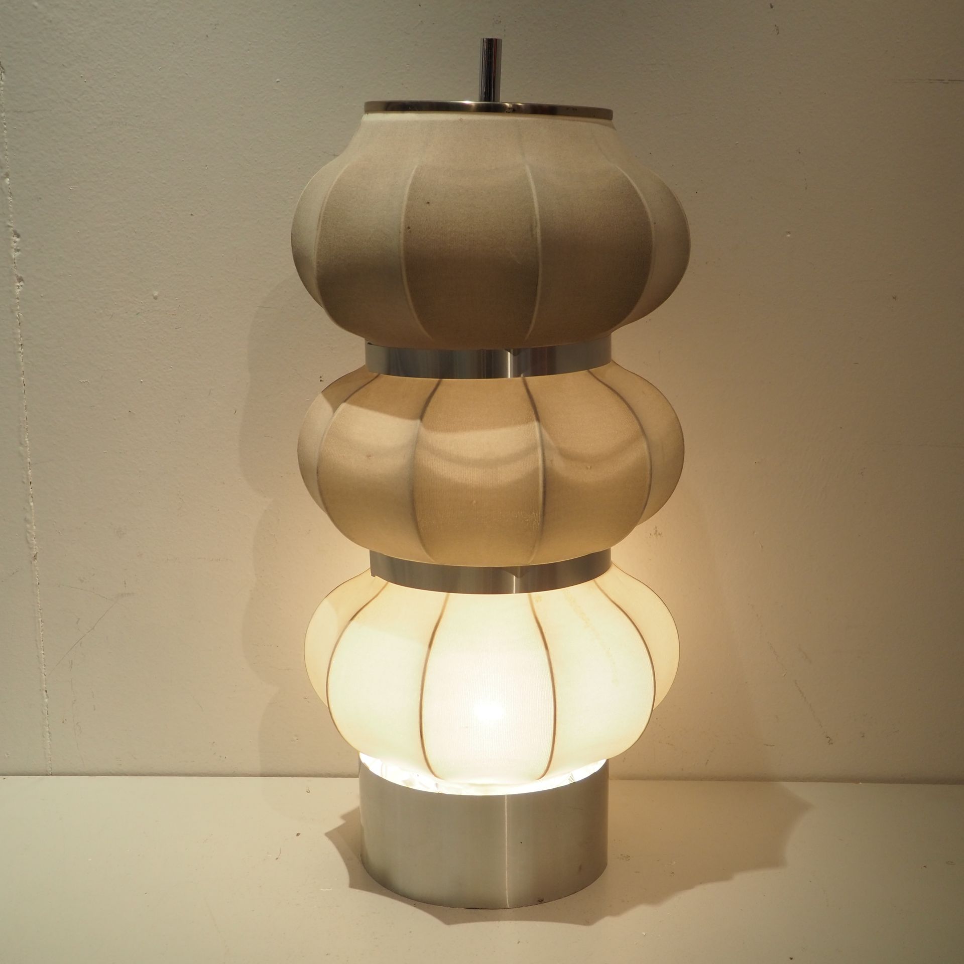 Lampe de table Lampe de table : Structure en fils d'acier, garni de tissu, H: 65&hellip;