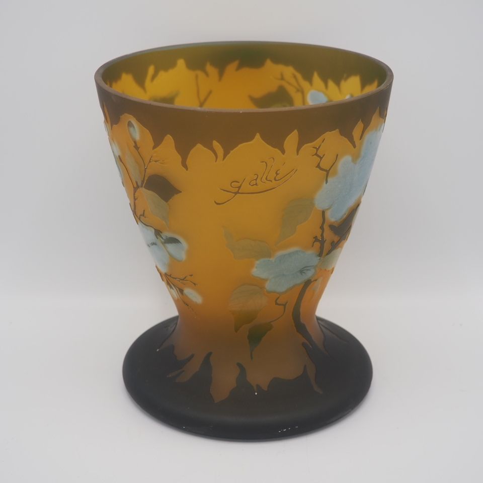 Tip Gallé Tip Gallé：花瓶，约1980年，口吹玻璃，花卉设计，浮雕签名，高：20，直径：16.7厘米
