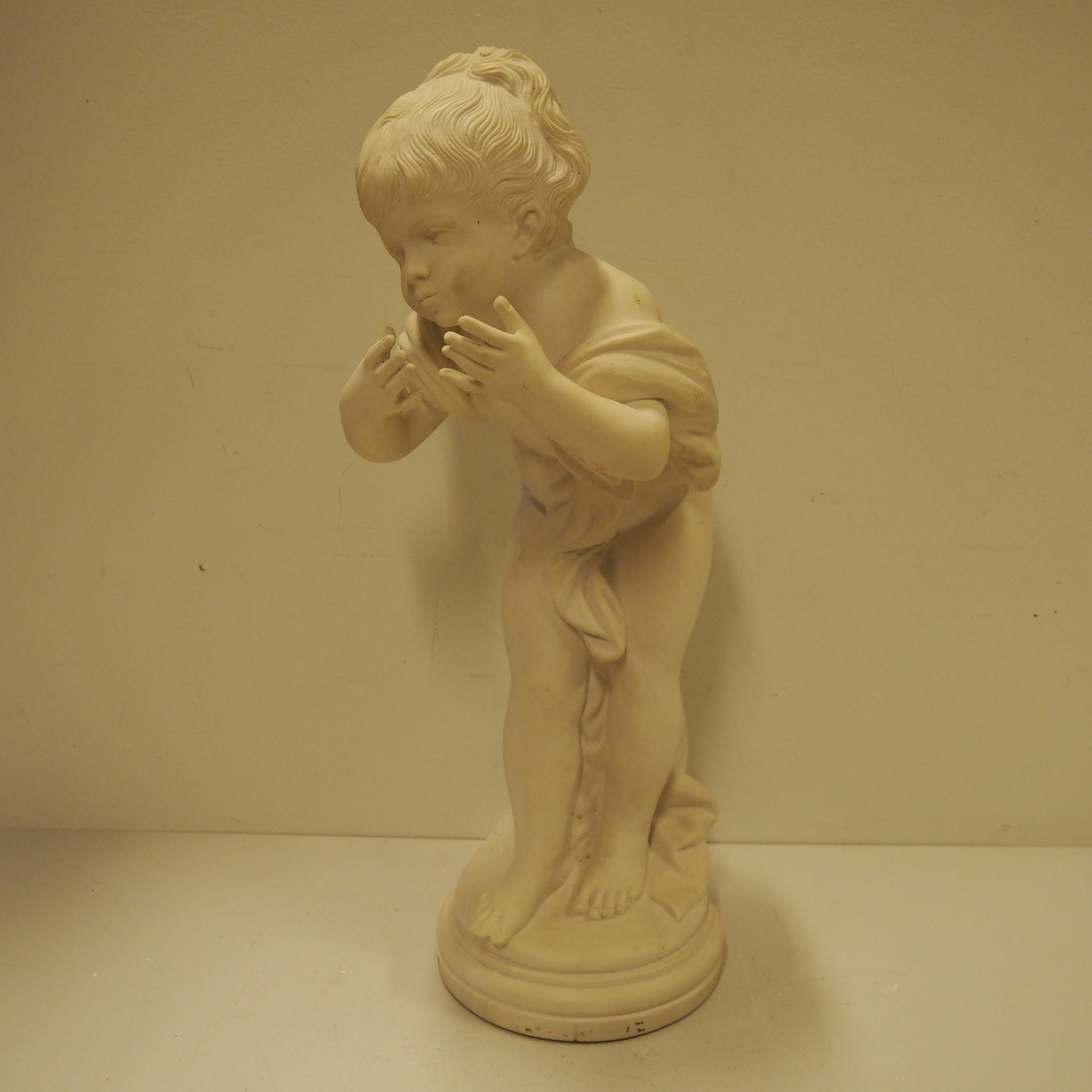 Sculpture vers 2000 Skulptur um 2000: Marmorpulver, "Der Kuss", H: 55, L: 20 cm