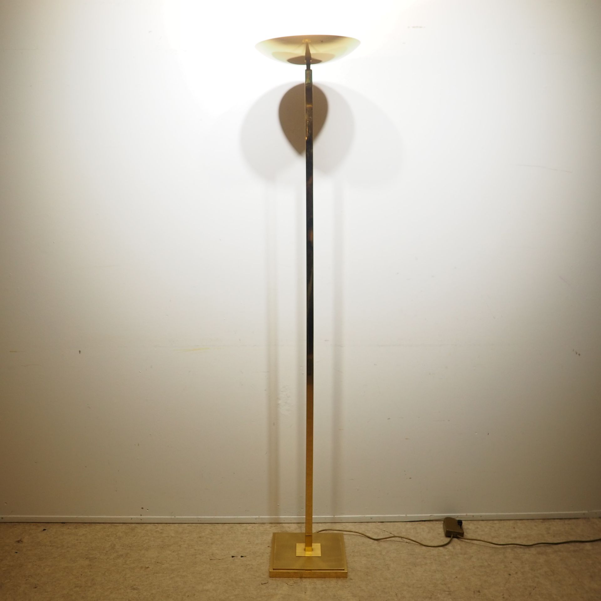 Lampadaire halogène vers 1980 约1980年的卤素落地灯：黄铜轴，带金色光泽，带二进制照明，高度：179厘米