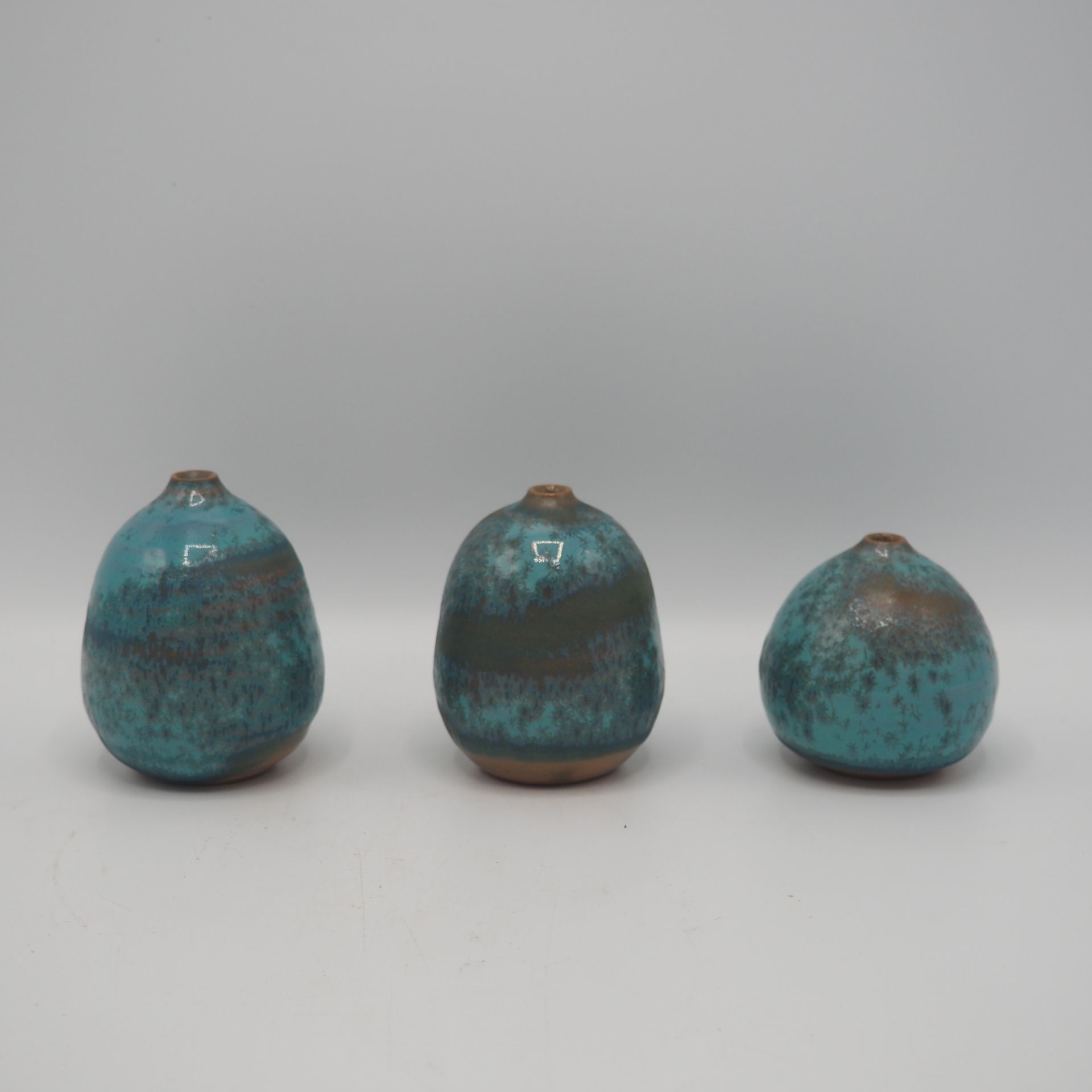 Null Lampecco Antonio：大约1970年的3个卵形花瓶系列，釉面陶瓷，底座下有签名。高：7,5 - 7 - 6厘米