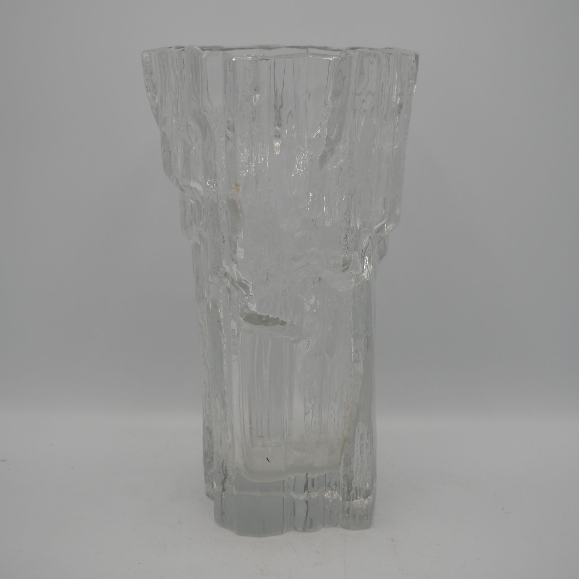 Null Wirkkala Tapio (1945-1985):冰块状花瓶，口吹玻璃，顶端有签名，编号为3544。高：27.5，宽：16，深：15厘米