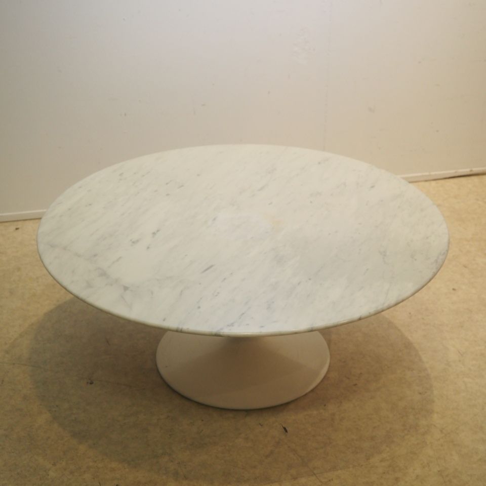 Null 萨里宁-埃罗（1910-1961）/诺尔国际：咖啡桌，郁金香模型，设计于1956年，白色卡拉拉大理石圆形桌面，带灰色斑点，置于铸铝的中央脚上，白色环氧&hellip;