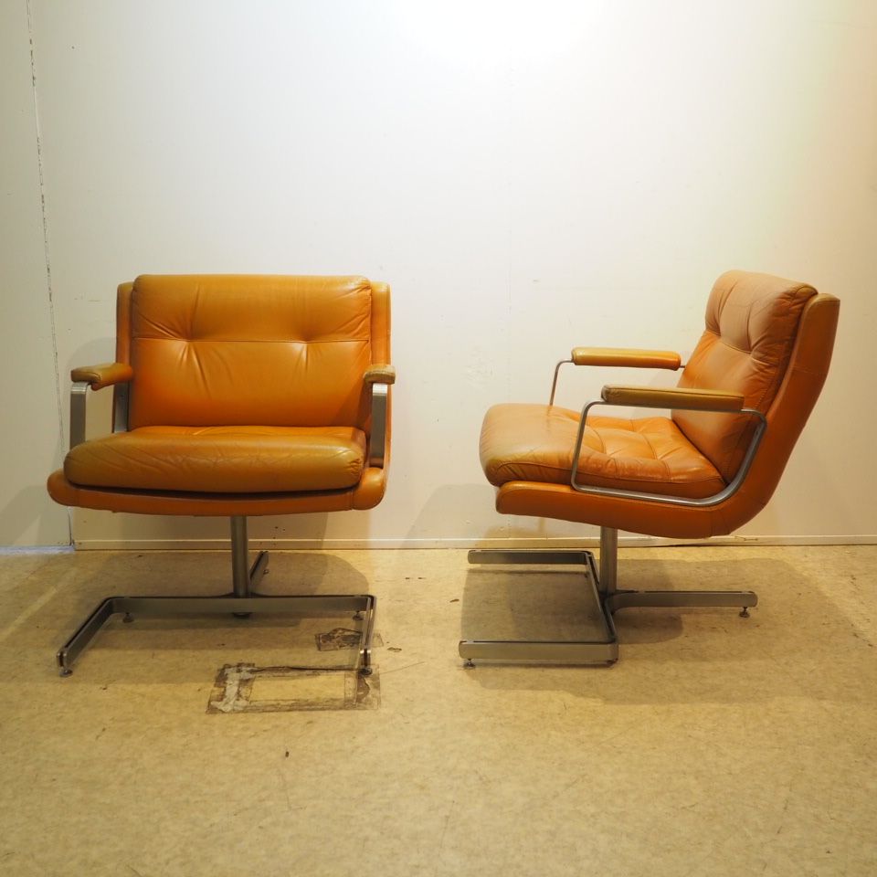 Null 拉斐尔（1912-2000）。一对扶手椅，约1970年，木制和钢制框架，用泡沫和棕褐色皮革覆盖，弯曲的钢制刀片底座平行放置。