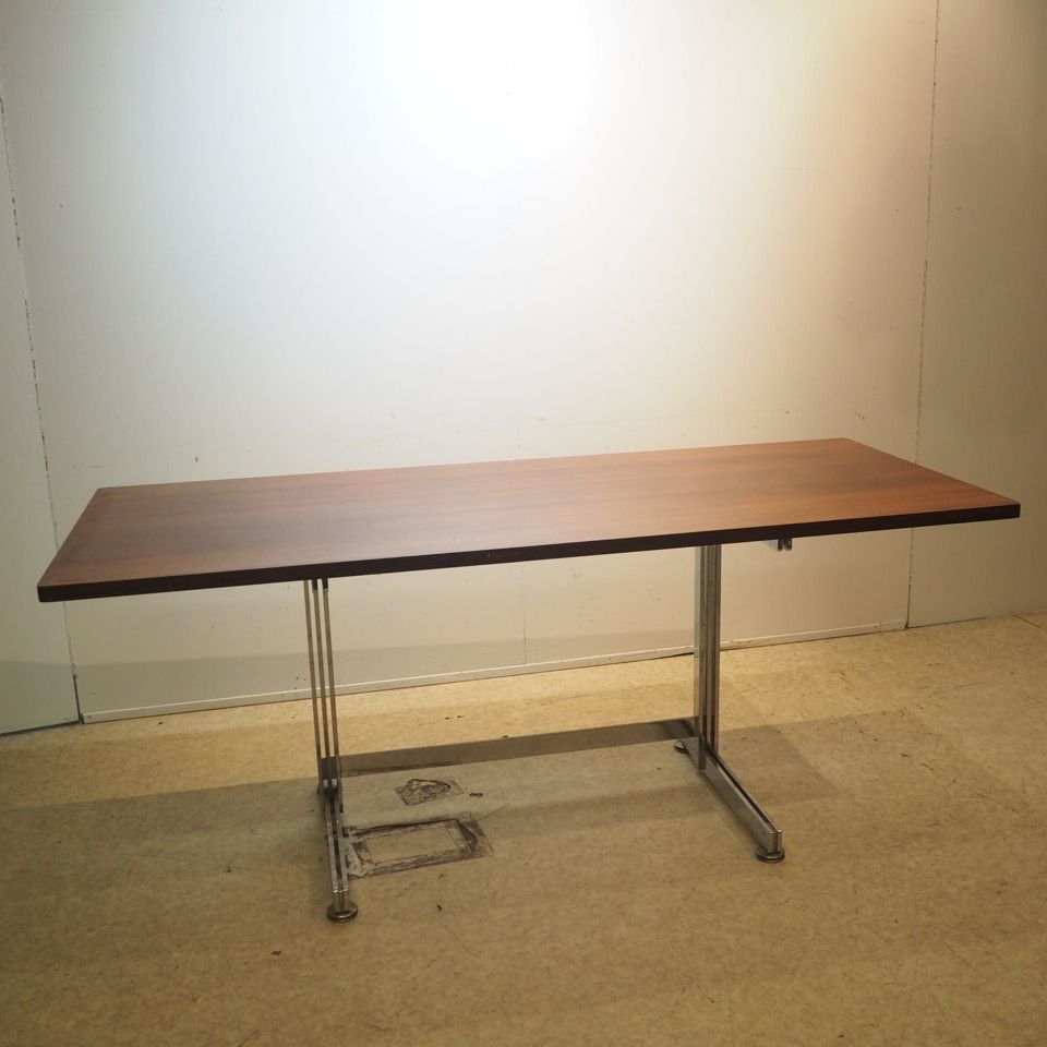 Null Wabbes Jules (1919-1974) / Le Mobilier Universel: 约1970年的办公桌，长方形的胶合层压木质桌面与红&hellip;