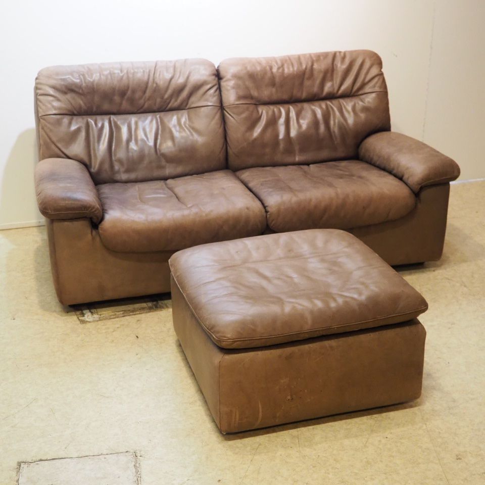 Null De Sede: 2人座沙发和1个长椅，约1970年，木质框架，带泡沫填充物和棕色皮套，宽：160，深：80，高：37/77厘米