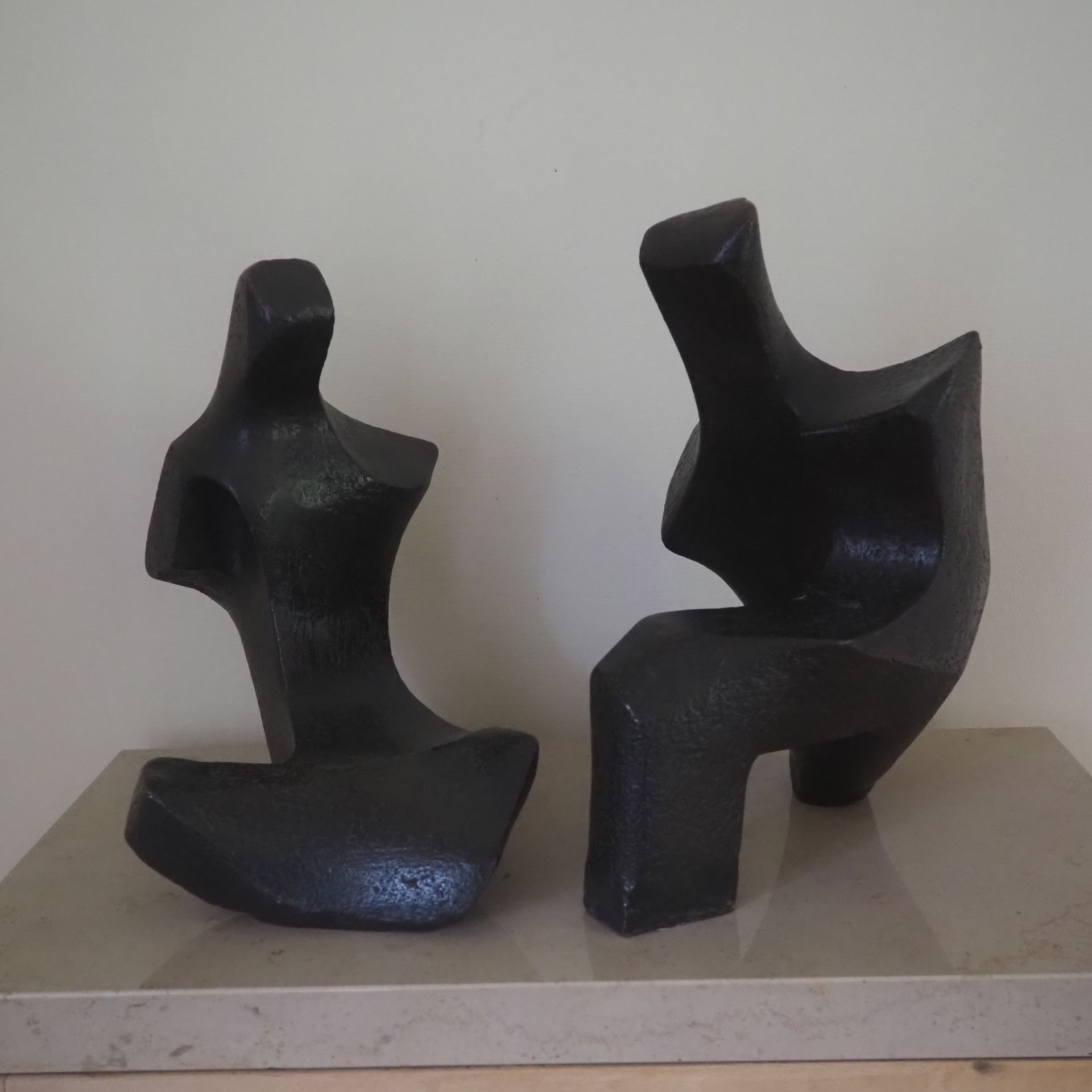 Null 阿姆塞尔-珀尔（1931）：大约1970年的现代雕塑，深色铜质的一对坐着的夫妇，底座上有签名，安装在一个厚厚的大理石基座上，带基座的尺寸高：38，宽：&hellip;