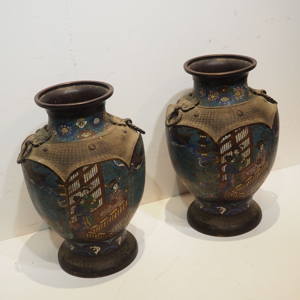 Paire de vases cloisonnés forme balustre 一对景泰蓝花瓶，呈柱状。青铜，珐琅彩装饰，人物，底座下有印章，高：38，直径：&hellip;