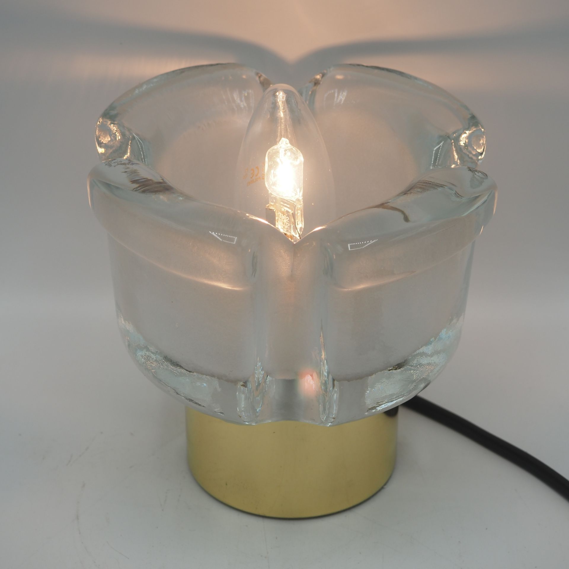 Puzzel Puzzel : Nachttischlampe um 1960, dickes geformtes Glas, das eine Blume a&hellip;