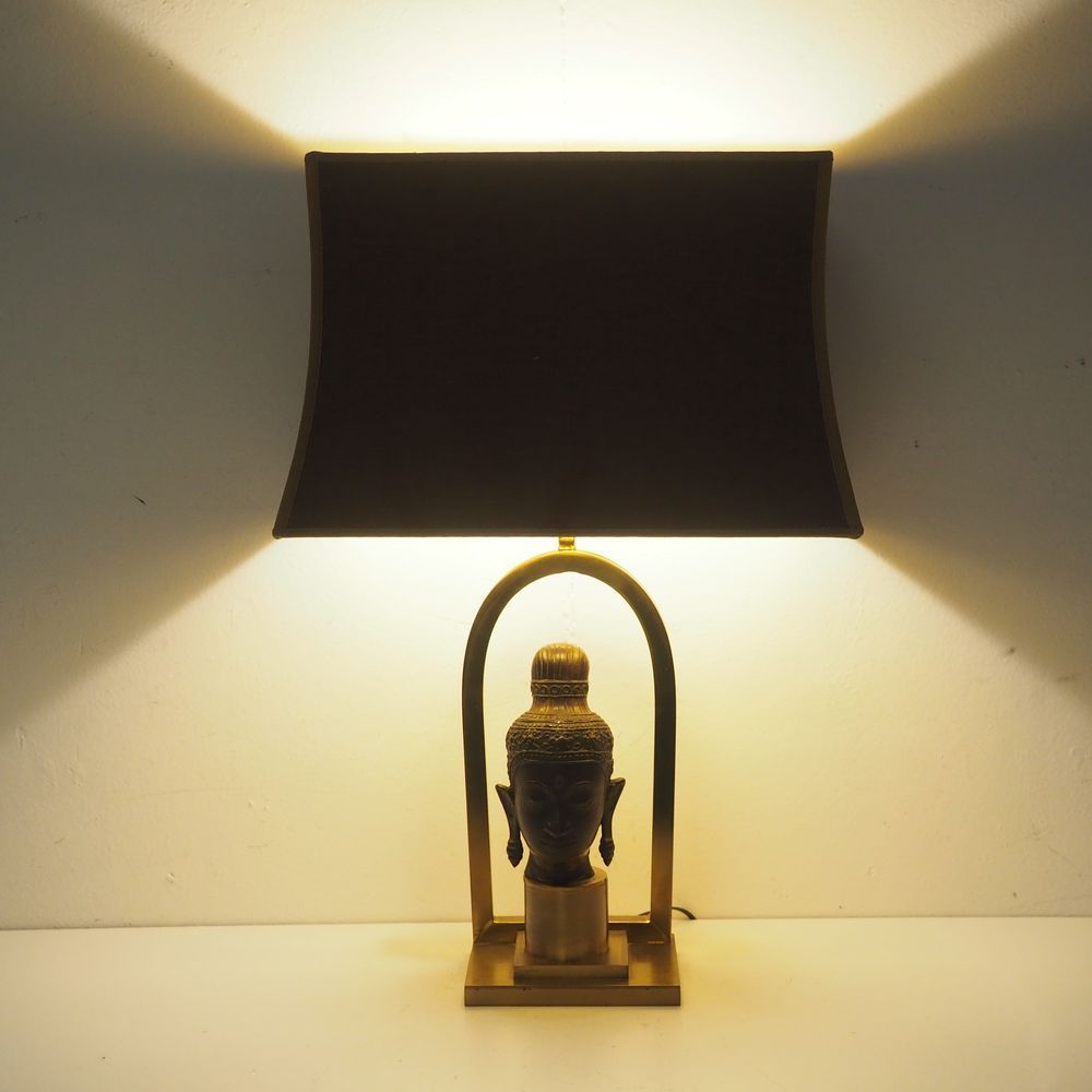 Lampe d'ambiance vers 1970 约1970年的氛围灯：黄铜镀金，深色铜佛头，宝塔形丝质灯罩 带灯罩高度：58厘米