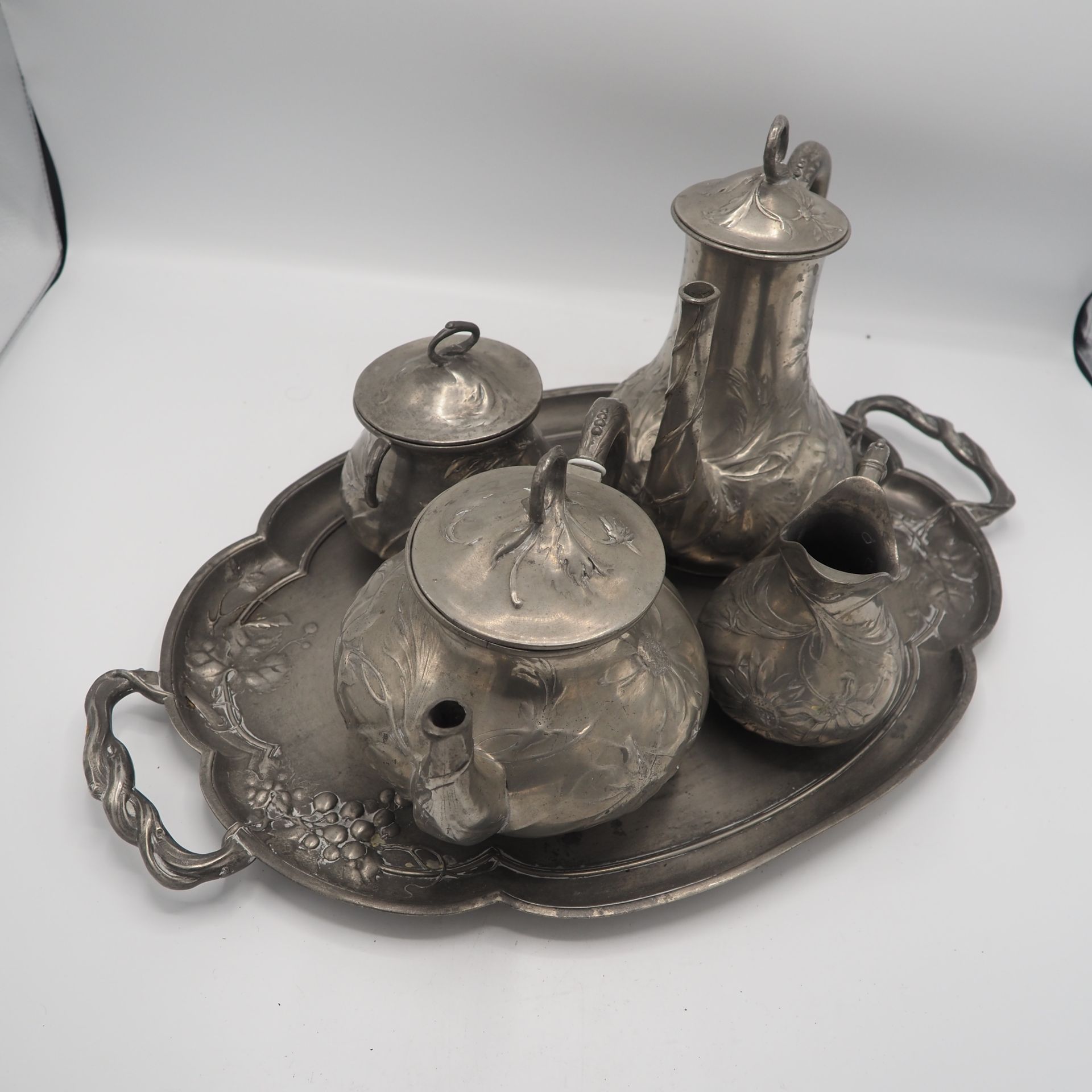 Service à thé et café vers 1900 约1900年的茶具和咖啡具：镀锡铜，新艺术派的花卉装饰，由1个咖啡壶、1个茶壶、糖碗、奶精和托盘&hellip;