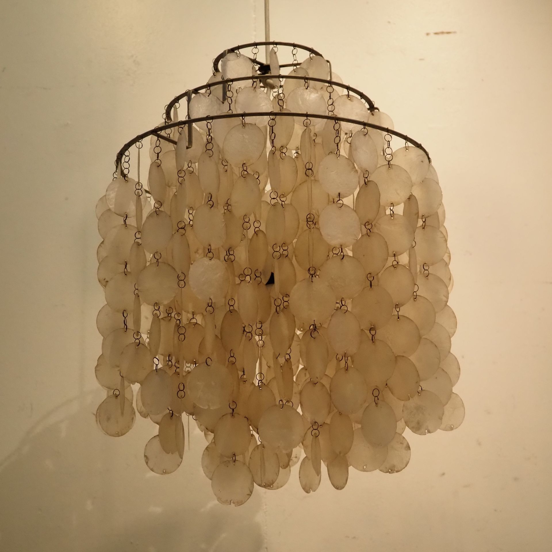 潘东-弗纳：吊灯，60年代末70年代初，3个圆形镀镍钢环和珍珠母垂饰
