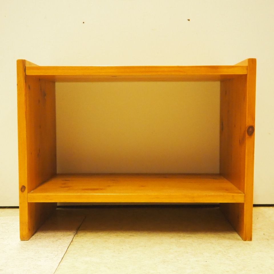 Table bout de canapé vers 1970 Sofa end table circa 1970 : Solid Oregon pine, 2 &hellip;