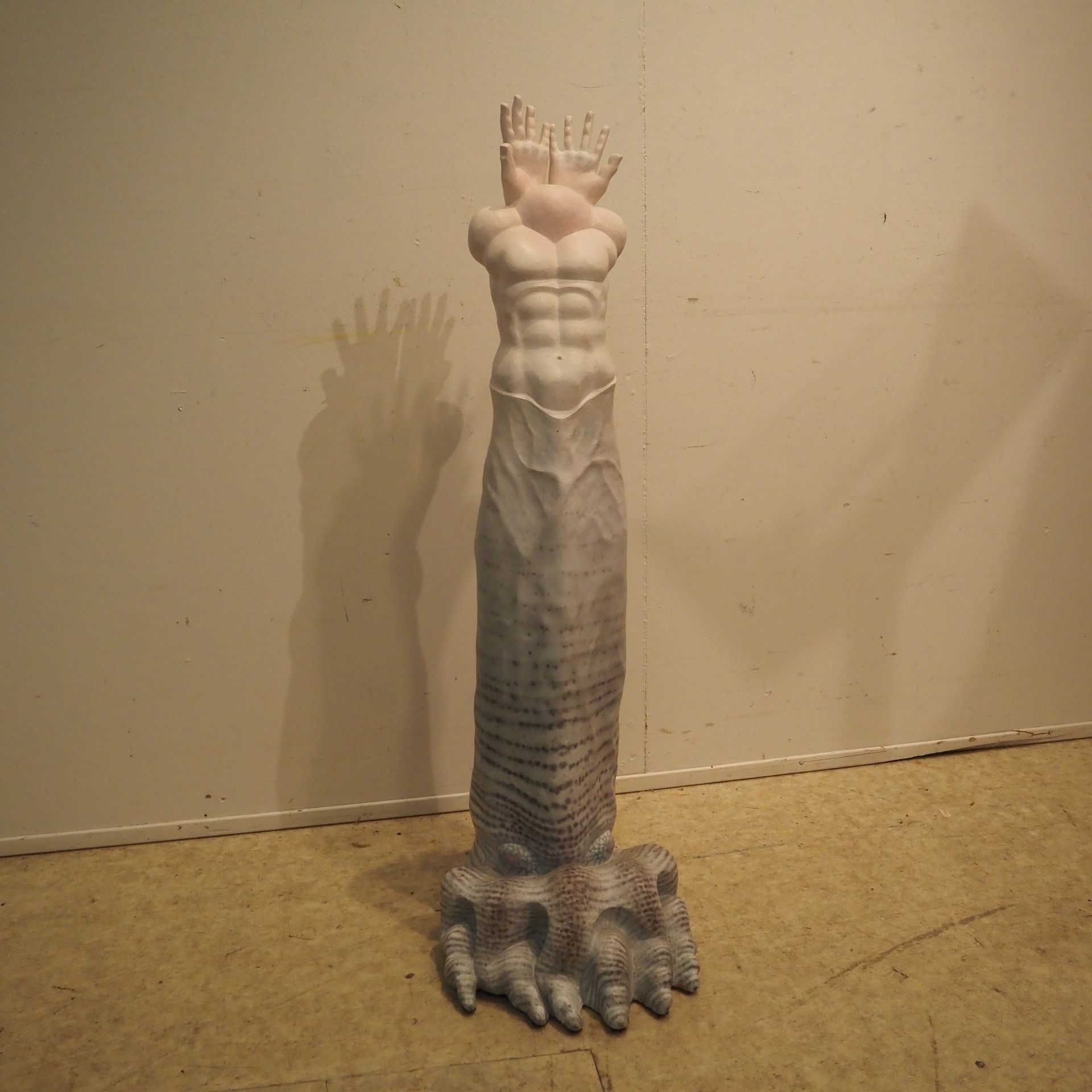 Guilet Thibaut (1956) 吉利特-蒂博特（1956年）：超现实主义雕塑，约1990年，多色赤土，显示一个男人的身体，一只脚有两只手，高：100&hellip;
